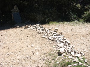 grenz-lienie aus steinen über den weg