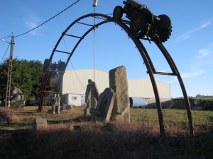 kunst mit traktoren hoch auf einem metall-rundbogen